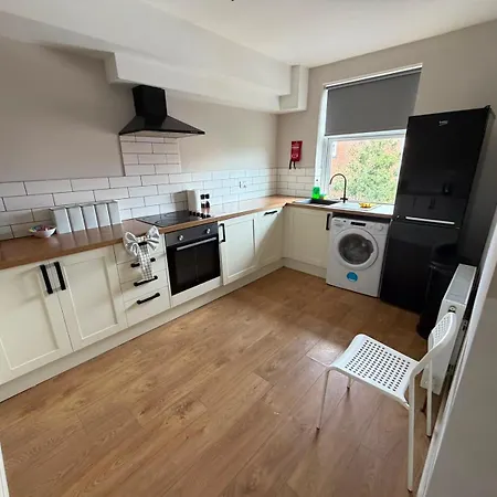 Stylish 5-bed Ideal For Groups - Free Parking