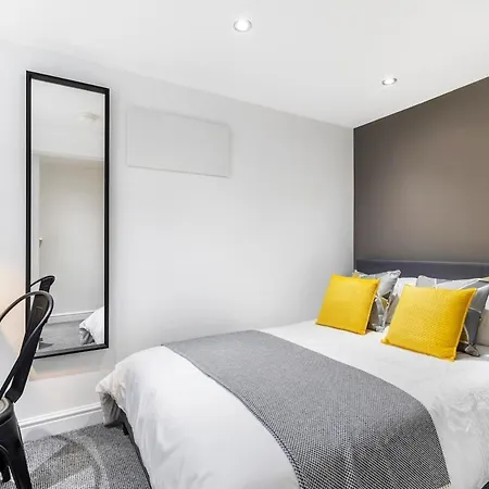 Stylish 5-bed Ideal For Groups - Free Parking * Leeds (West Yorkshire)