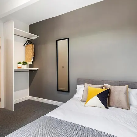 Stylish 5-bed Ideal For Groups - Free Parking * Leeds (West Yorkshire)