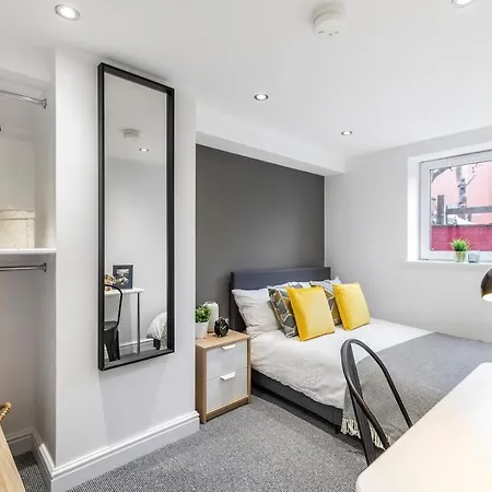 Stylish 5-bed Ideal For Groups - Free Parking Leeds (West Yorkshire)