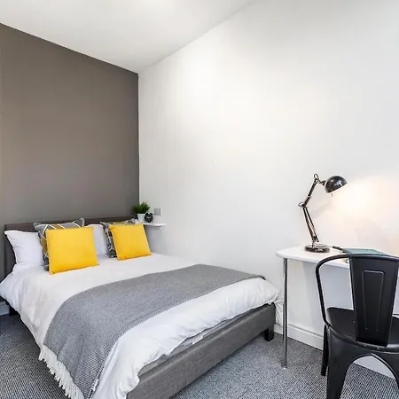 Stylish 5-bed Ideal For Groups - Free Parking Leeds (West Yorkshire)