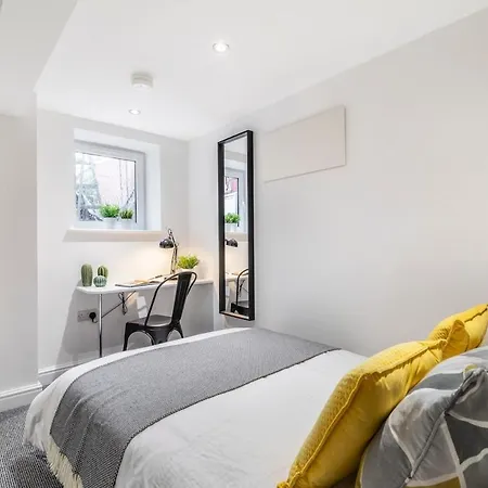 Stylish 5-bed Ideal For Groups - Free Parking *