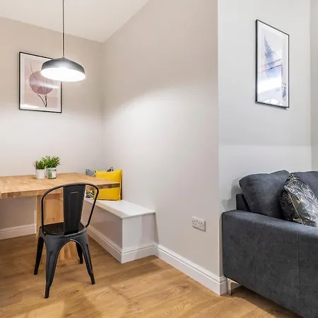 Stylish 5-bed Ideal For Groups - Free Parking *