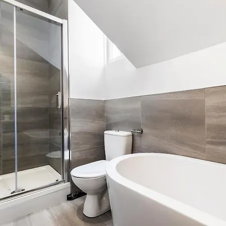 Stylish 5-bed Ideal For Groups - Free Parking
