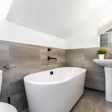 Stylish 5-bed Ideal For Groups - Free Parking Prázdninový dům *